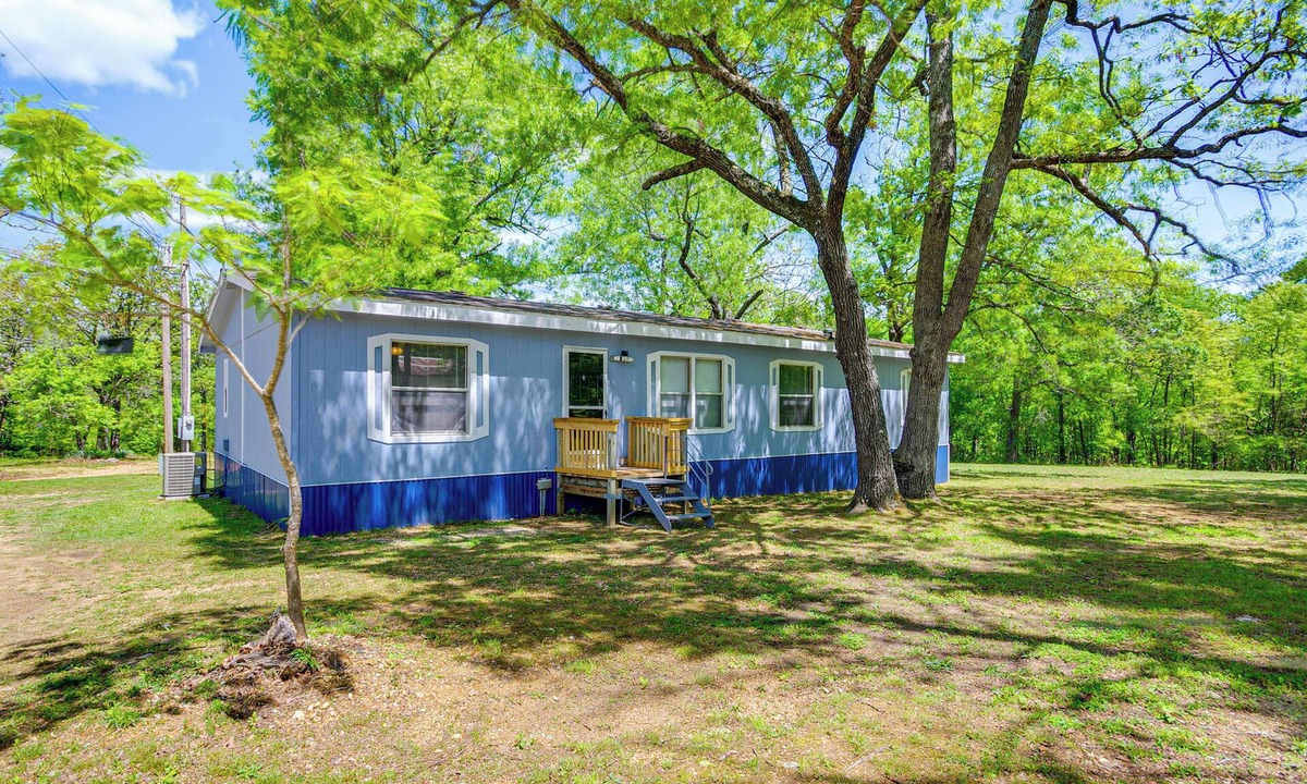 Lebanon Cabaña | 4 Mi to Bennett Spring SP: Dog-friendly Home!