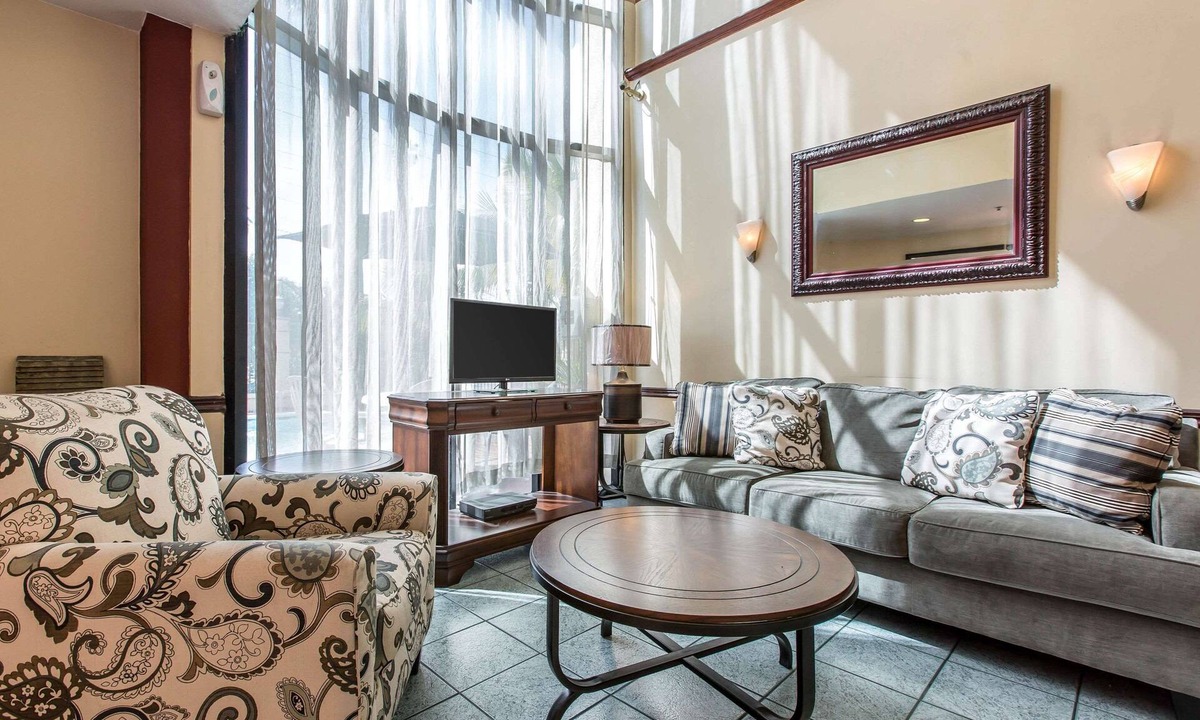 La Sierra Hotel | Econo Lodge Inn & Suites Riverside - Corona