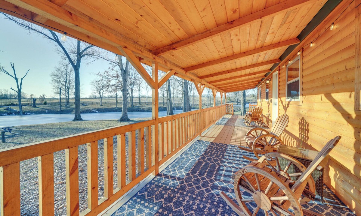 La Grange Cabina | Pond-View Cabin Near Louisville on Racehorse Farm!