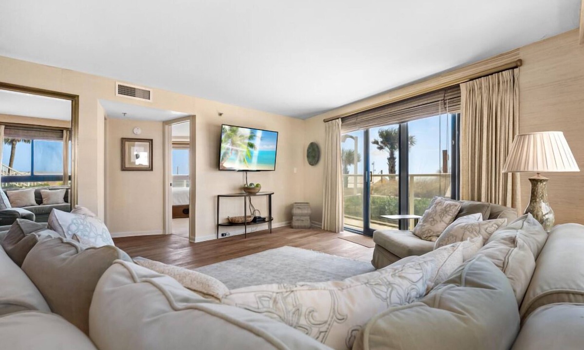 Sandestin Condominio | Rate Reduced! First Floor Beachfront, Walkout Patio, Walk out to Beach & Pool