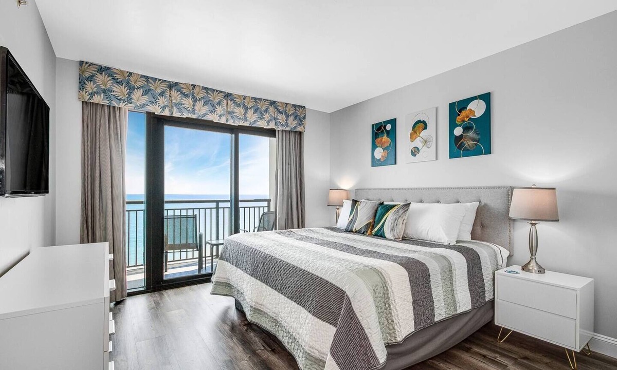 Myrtle Beach Condominio | Unwind by the Waves Oceanfront Suite