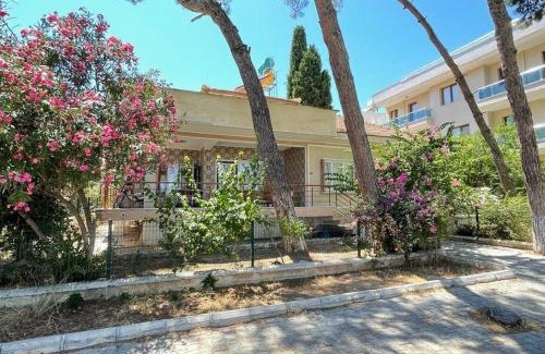 Camlık Mahallesi Apartamento | ÇAM AĞAÇLARININ İÇİNDE DENİZ MANZARALI VİLLA