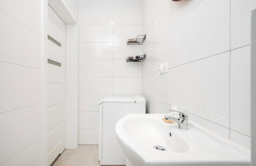 Lodz Apartamento | Łódź Urban Serenity Studio #10 by BookingHost