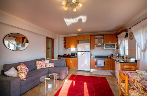 Paralia Platanou Cabaña | εξοχική ισόγεια κατοικία σε κήπο με γκαζόν με θέα θάλασσα και καταπράσινο λόφο