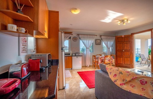 Paralia Platanou Cabaña | εξοχική ισόγεια κατοικία σε κήπο με γκαζόν με θέα θάλασσα και καταπράσινο λόφο