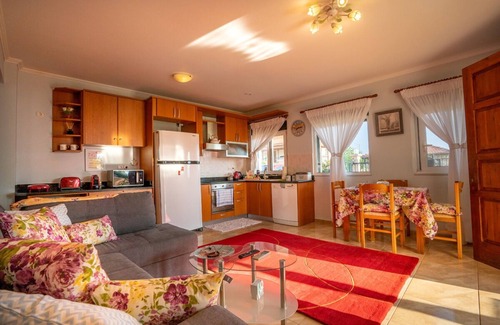 Paralia Platanou Cabaña | εξοχική ισόγεια κατοικία σε κήπο με γκαζόν με θέα θάλασσα και καταπράσινο λόφο