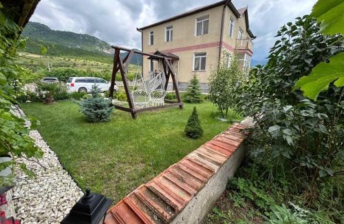 Kaputan Casa | Дом на лоне горы с удобствами и красивым видом на горы и сад