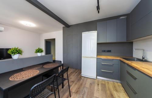 Darnyckyj Apartamento | Осокорки, видовая современная 3х комнатная с 2мя спальнями, рядом с Эпицентром.