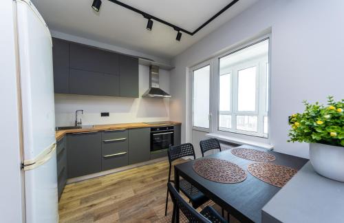 Darnyckyj Apartamento | Осокорки, видовая современная 3х комнатная с 2мя спальнями, рядом с Эпицентром.