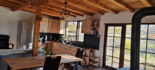 Skobelevo Villa | Стая за гости "Намасте" с панорамна гледка и камина на дърва