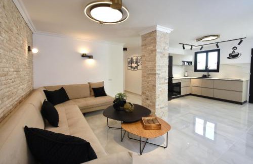 Ein Ya'akov Hotel | וילת קרטייה