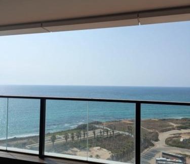 Netanya Apartamento | סאבלט בקומה גבוהה עם נוף מטריף לים בעיר נתניה