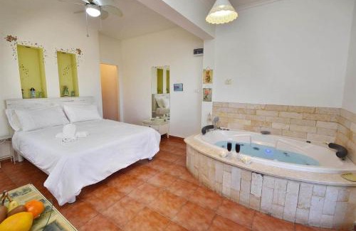 Migdal Cama Y Desayuno | עדנת האוהבים - סוויטות מקסימות ליד הכנרת עם בריכה משותפת