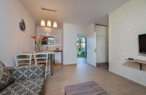 Hevel Eilot Hotel | קיבוץ אילות - חדרי אירוח עם בריכה משותפת