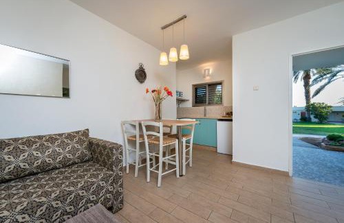 Hevel Eilot Hotel | קיבוץ אילות - חדרי אירוח עם בריכה משותפת