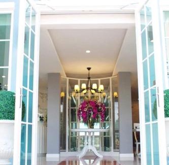 Bang Kung Hotel | บ้านธนาบูติคโฮเทล