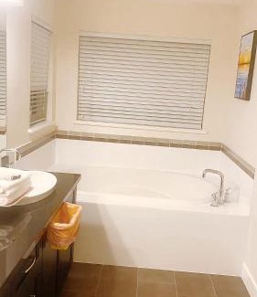 Burke Mountain Casa | 宽敞的私人套房&热水浴缸&近交通和自然小径