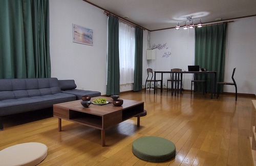 Otaru Casa | 小樽市にあり、小樽駅から徒歩13分の宿泊施設で、庭と無料専用駐車場を提供しています。ベッドルーム3室が備わる別荘です。