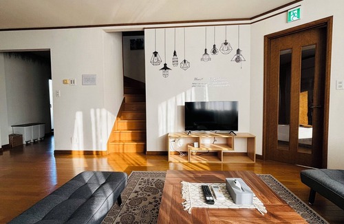 Otaru Casa | 小樽市にあり、小樽駅から徒歩13分の宿泊施設で、庭と無料専用駐車場を提供しています。ベッドルーム3室が備わる別荘です。