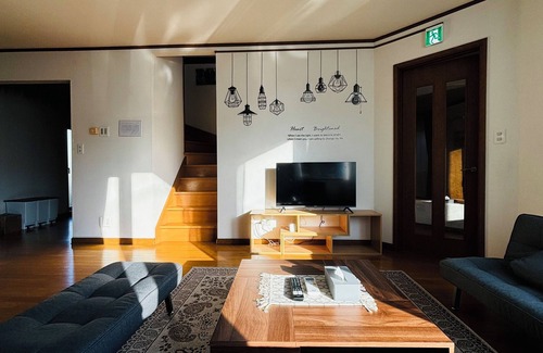 Otaru Casa | 小樽市にあり、小樽駅から徒歩13分の宿泊施設で、庭と無料専用駐車場を提供しています。ベッドルーム3室が備わる別荘です。