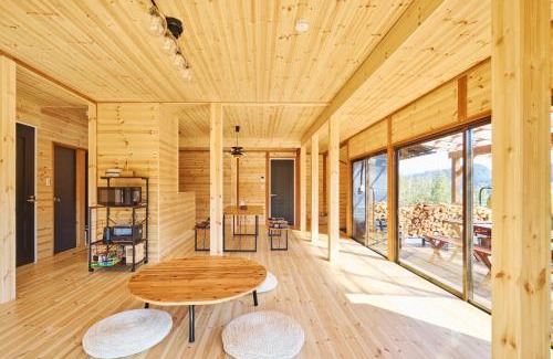 Kimitsu Casa | 星が降りそそぐVilla 都心から70分 にぎわいOK完全プライベート空間 吹抜けサウナ 最大8名 雨でもBBQ 天体観測 田園が広がるぽつんと宿