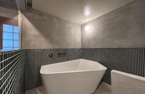 Dogo Hot Spring Casa | 源泉かけ流しの一棟貸し温泉宿The Bath & Bed Dogo