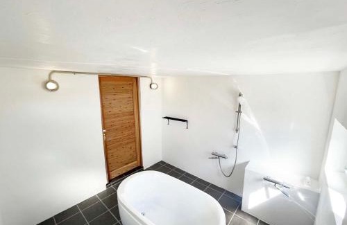 Okinawa Casa | 赤瓦の一軒家で伝統とモダンを満喫。ベッド6台、市内観光スポット車で15分以内。12時チェックアウト