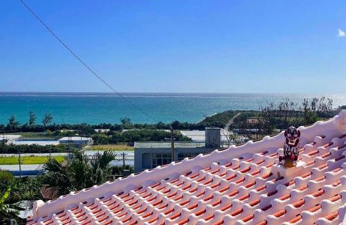 Okinawa Casa | 赤瓦の一軒家で伝統とモダンを満喫。ベッド6台、市内観光スポット車で15分以内。12時チェックアウト