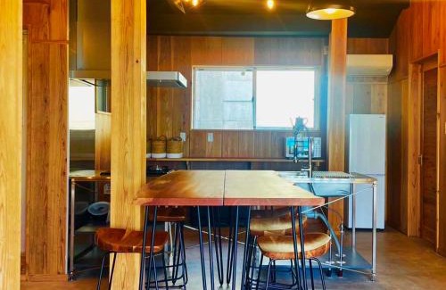 Okinawa Casa | 赤瓦の一軒家で伝統とモダンを満喫。ベッド6台、市内観光スポット車で15分以内。12時チェックアウト