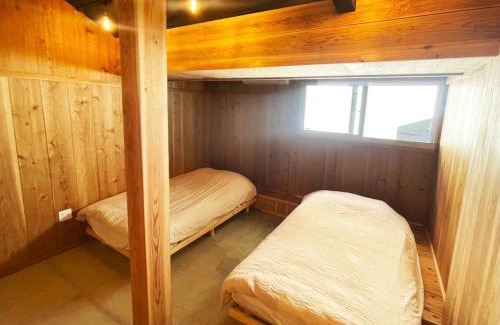 Okinawa Casa | 赤瓦の一軒家で伝統とモダンを満喫。ベッド6台、市内観光スポット車で15分以内。12時チェックアウト