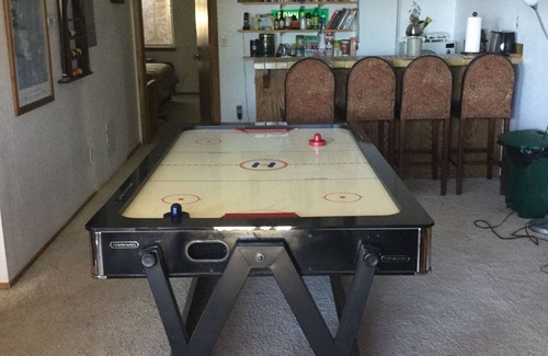 Tahoe Village Apartamento | 1 BD Quiet Lockoff Apartment with a Lakeview, Sauna, Billiard, Bar and Fireplace