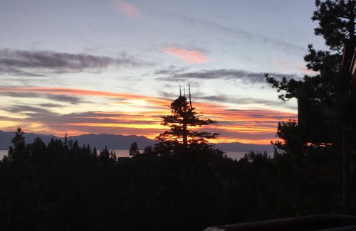 Tahoe Village Apartamento | 1 BD Quiet Lockoff Apartment with a Lakeview, Sauna, Billiard, Bar and Fireplace