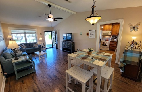 Athens Casa | 1 Bdrm home sleeps 2, 1 mile from I-65, Pets Stay Free, Fenced backyard