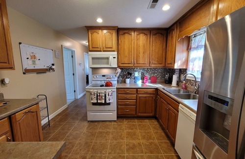 Athens Casa | 1 Bdrm home sleeps 2, 1 mile from I-65, Pets Stay Free, Fenced backyard