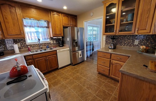 Athens Casa | 1 Bdrm home sleeps 2, 1 mile from I-65, Pets Stay Free, Fenced backyard