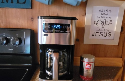 Jasper Cabina | 1 bedrm tiny house with sleeping loft, big yard, fire pit and screened in porch!