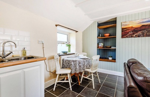 Haverfordwest Cabaña | Picked for its beautiful hamlet location and close to the coast - a perfect couples retreat.