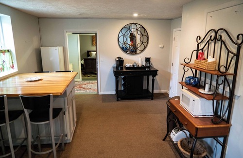 Pilot Mountain Apartamento | 1-bedroom apartment, sleeps 4, in lovely Pilot Mountain-walk to Main st! Unit 2