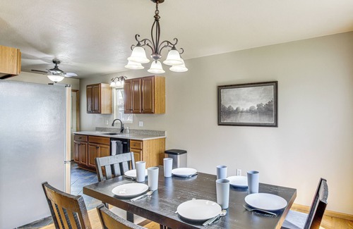 Oskaloosa Casa | 1 Block to Dtwn Oskaloosa: Family Home w/ Deck!