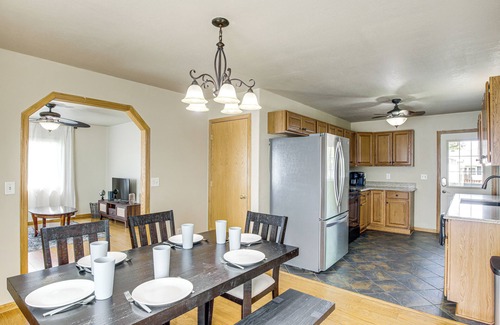 Oskaloosa Casa | 1 Block to Dtwn Oskaloosa: Family Home w/ Deck!