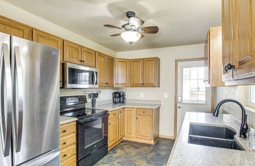 Oskaloosa Casa | 1 Block to Dtwn Oskaloosa: Family Home w/ Deck!