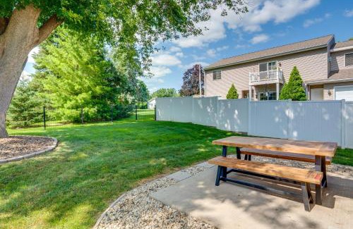 Lake Mills Apartamento | 1 Mi to Beach Dog-Friendly Condo in Lake Mills!