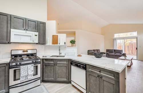 Southwestern Sacramento Casa | 1 Mi to College & Park: Peaceful Sacramento Home