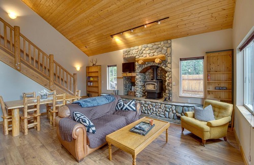 Easton Cabina | 1 Mi to Lake Easton: Family Cabin w/ Deck!