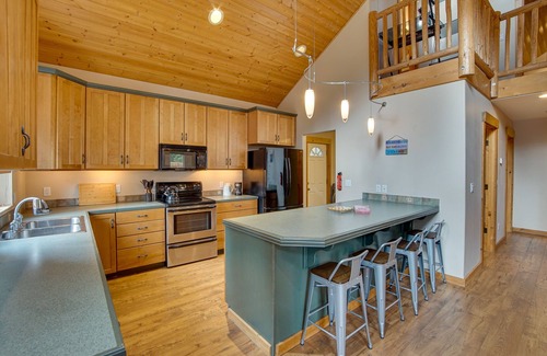 Easton Cabina | 1 Mi to Lake Easton: Family Cabin w/ Deck!