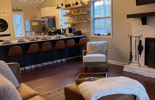 Waleska Cabaña | 1 Min Walk to Lake Life Golf Pool Hike Kayak Fire Pit Tennis Swim Lakepoint BBQ