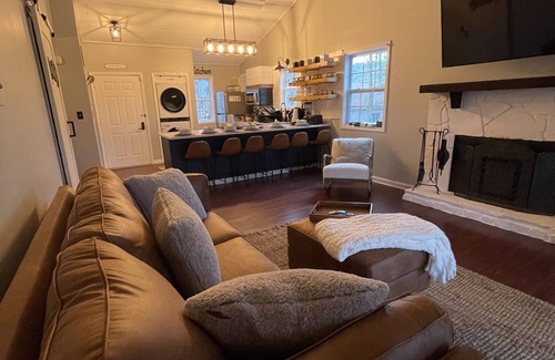 Waleska Cabaña | 1 Min Walk to Lake Life Golf Pool Hike Kayak Fire Pit Tennis Swim Lakepoint BBQ