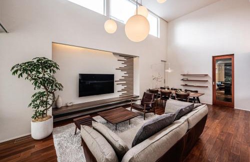 Yahatahigashi Villa | 1 minute from Fukuoka Hachimangū Station! Luxury Private Villa Pool, Golf, Sauna