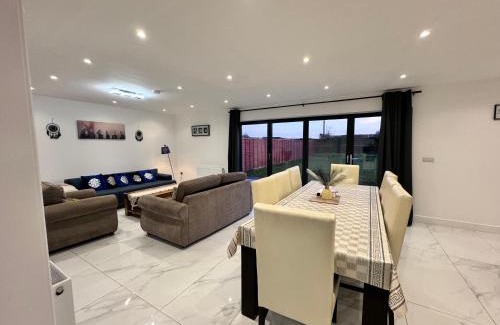 East Grinstead Casa | 1 Orchard Farm Cottages Sleeps 10, Open plan Kitchen & Large Garden