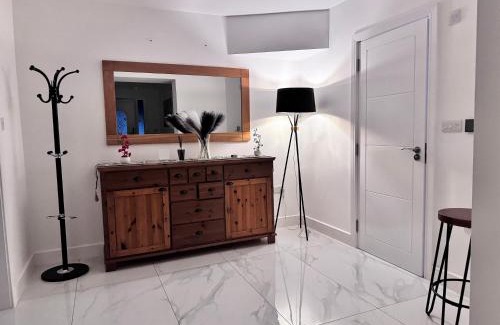 East Grinstead Casa | 1 Orchard Farm Cottages Sleeps 10, Open plan Kitchen & Large Garden